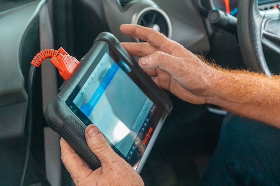 Компьютерная диагностика автомобиля через диагностический планшет
